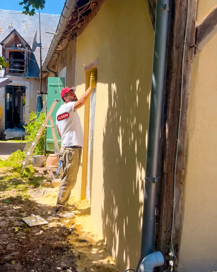 Préparation des abords d’un bâtiment pendant les travaux.