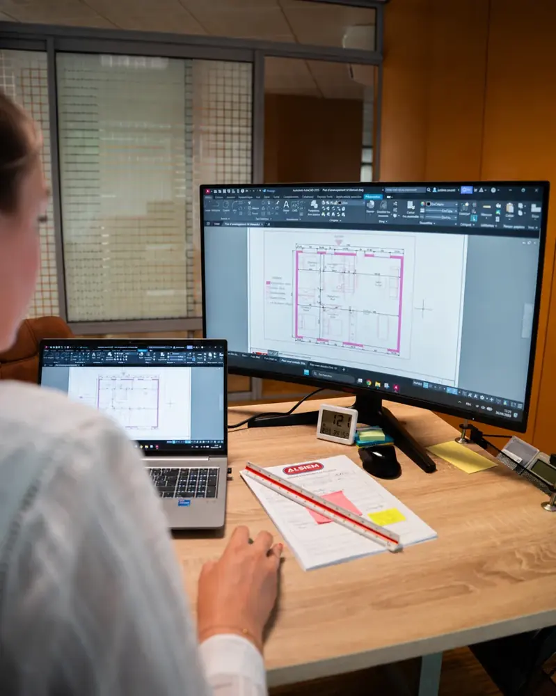 Préparation des plans d’aménagement intérieur au bureau d’études.