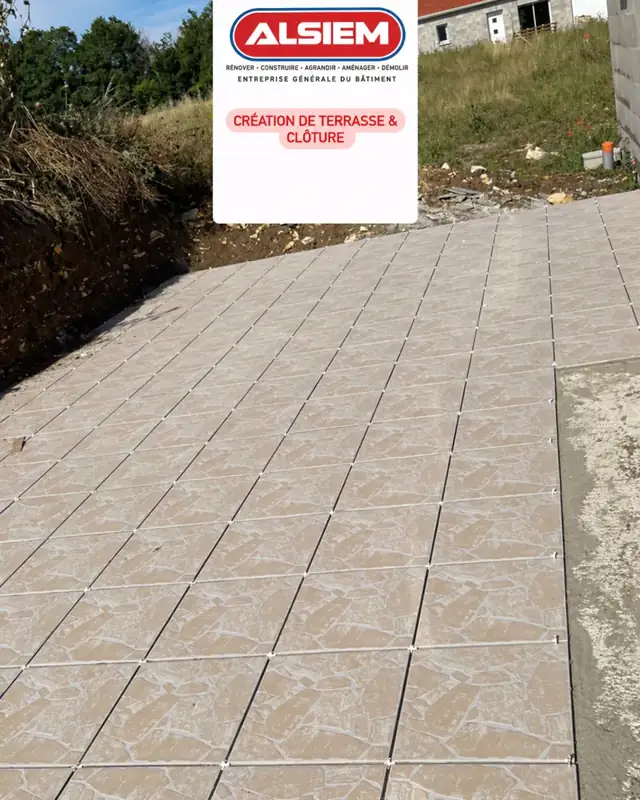 Revêtement carrelé d’une terrasse extérieure.