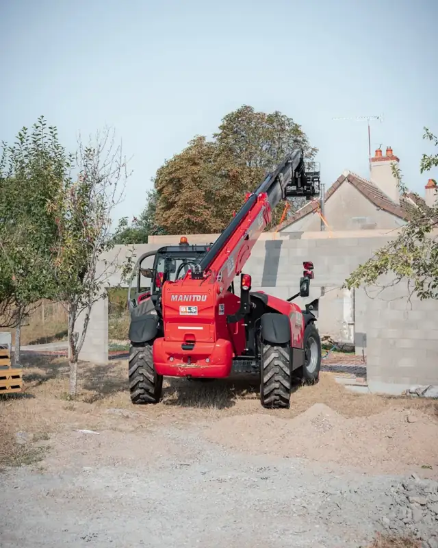Levage sur le chantier de toiture d’une extension à Pouzy-Mésangy.