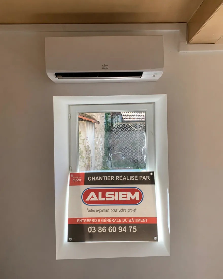 Unité intérieure de climatisation installée au-dessus d’une fenêtre à Nevers.
