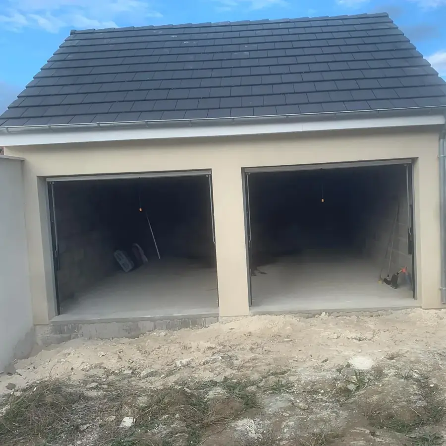 Garage maçonné à deux ouvertures, avec couverture en tuiles.