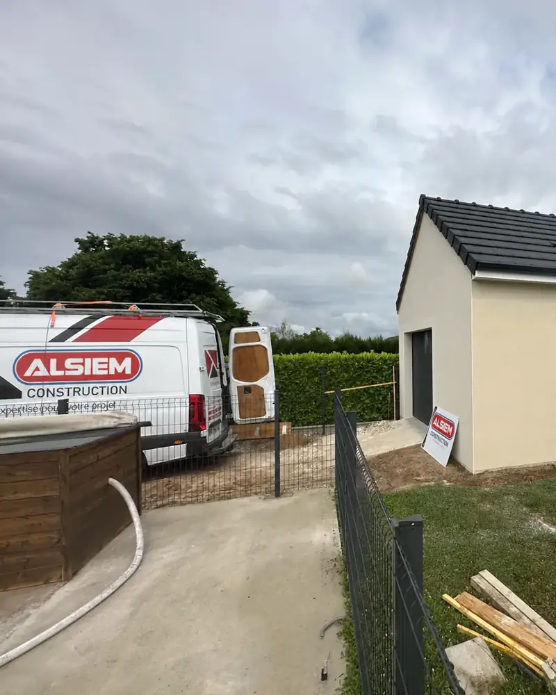 Garage neuf et aménagement de ses abords près de Bourges.