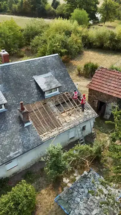 Vue aérienne de la toiture d’une maison après rénovation.