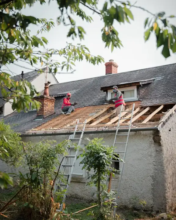 Intervention sur la couverture d’une maison ancienne à Vierzon.