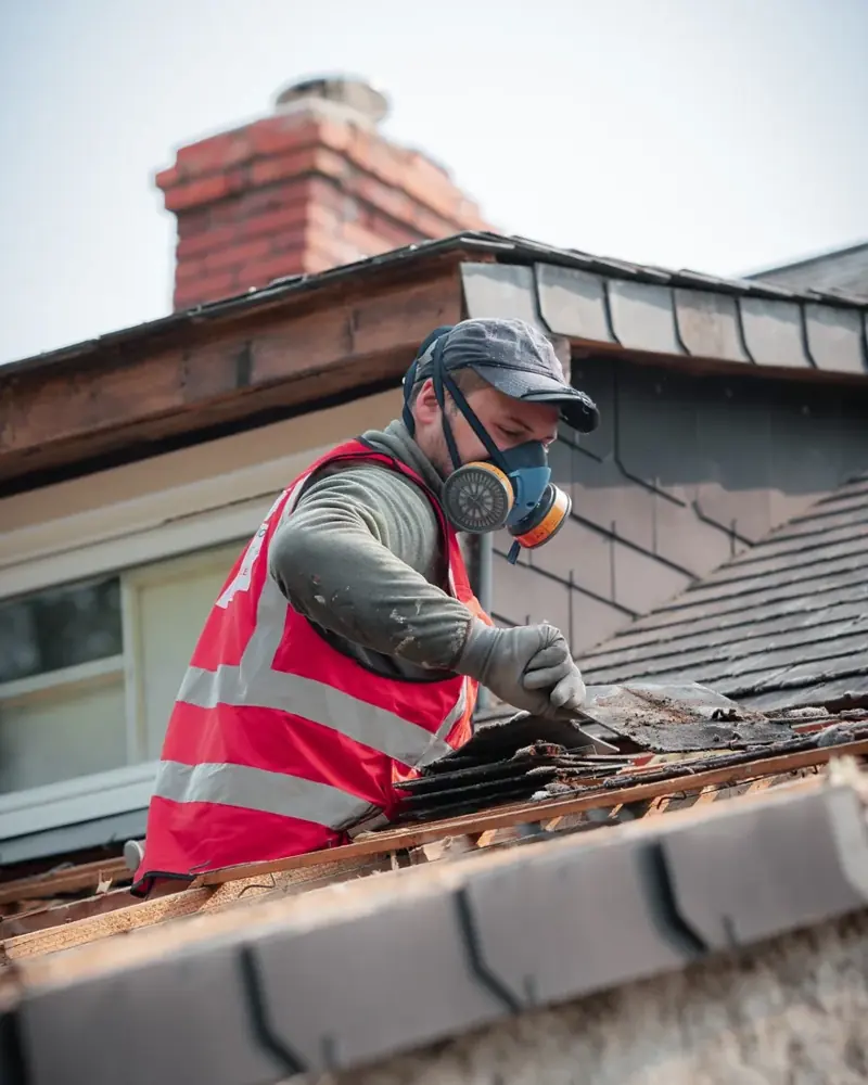 Travaux de couverture au niveau des rives de toiture.