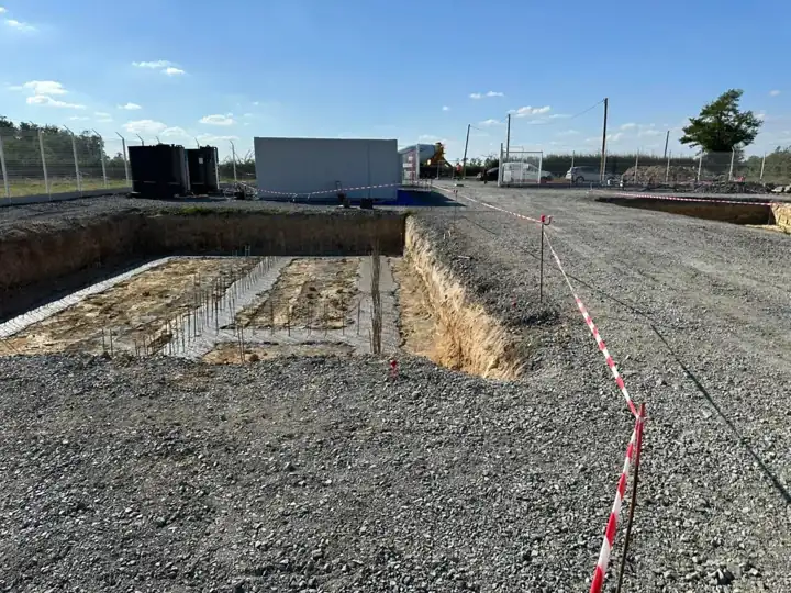Préparation d’une dalle pour un poste de livraison à Champvert.
