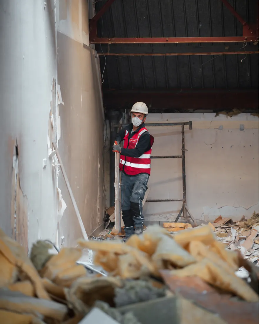 Dépose intérieure dans un bâtiment du quartier du Banlay à Nevers.