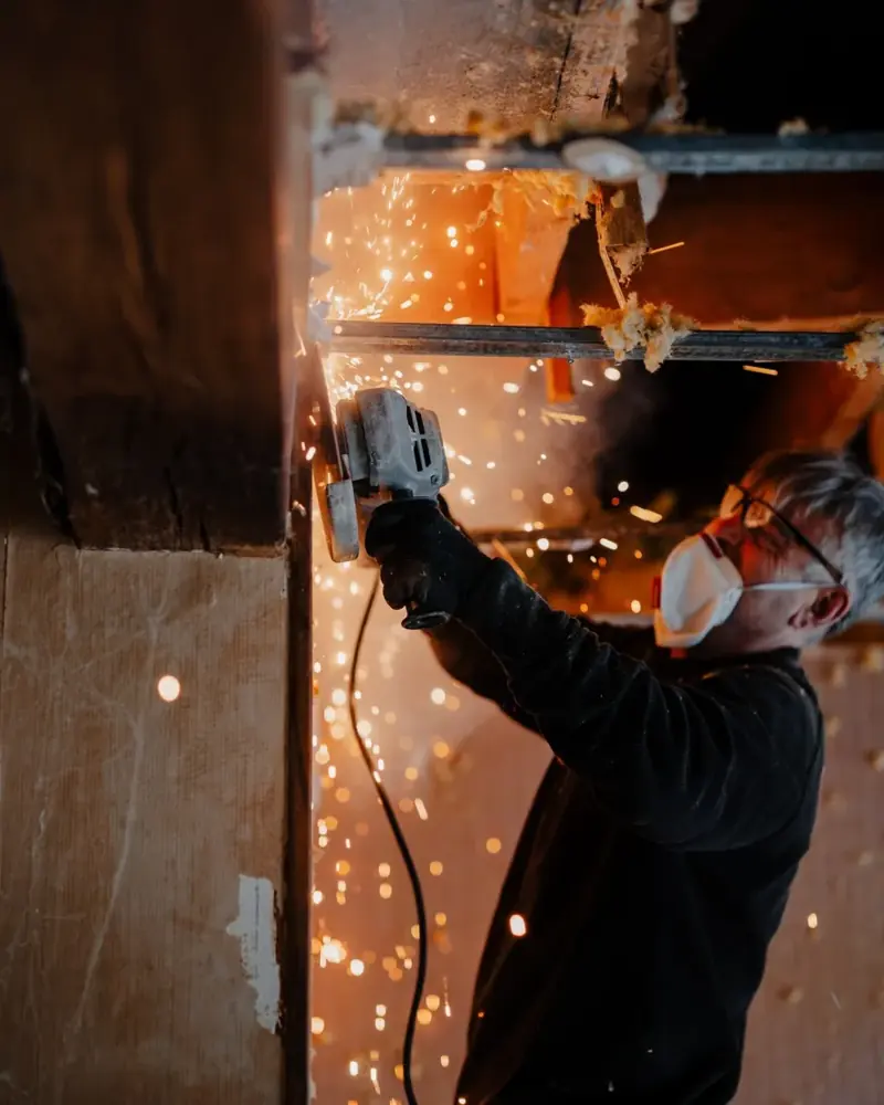 Découpe d’un élément lors de la dépose dans une maison à Précy.