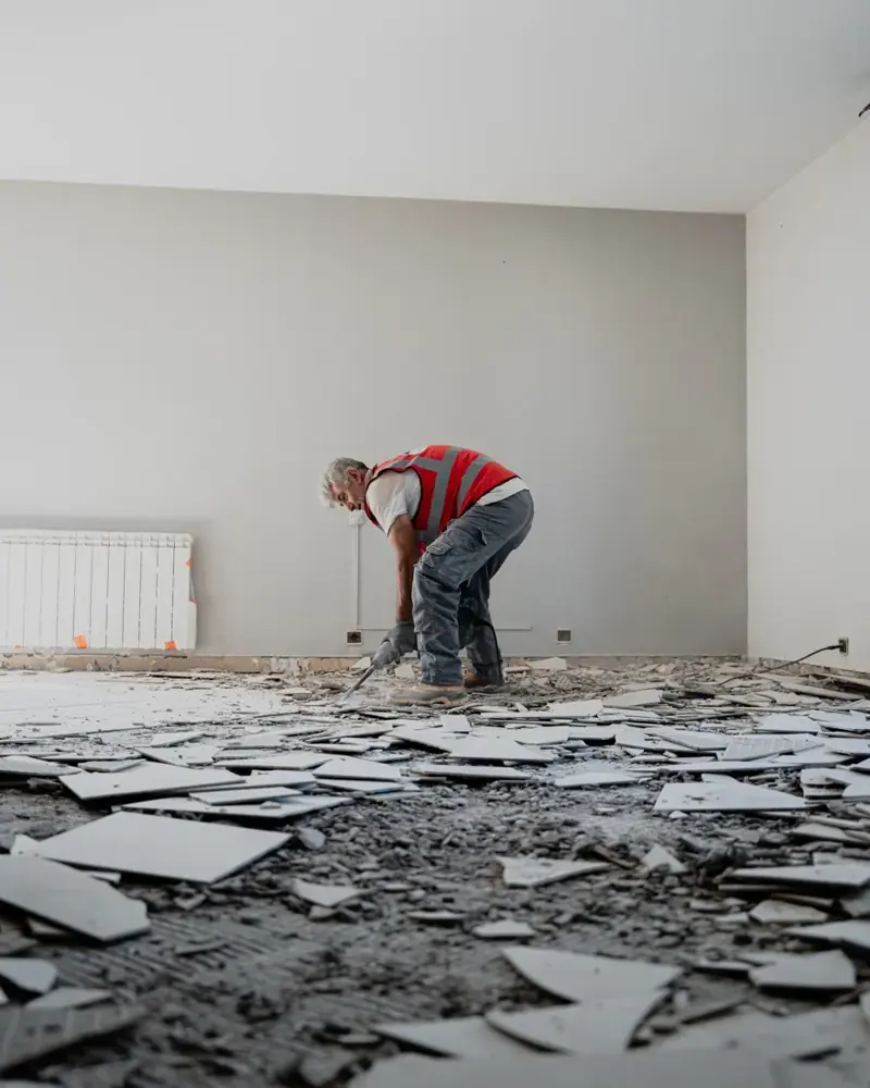 Dépose des revêtements de sol lors d’une rénovation intérieure à Nevers.
