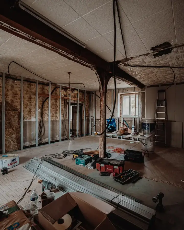 Intérieur mis à nu au démarrage d’une rénovation complète à Jailly.