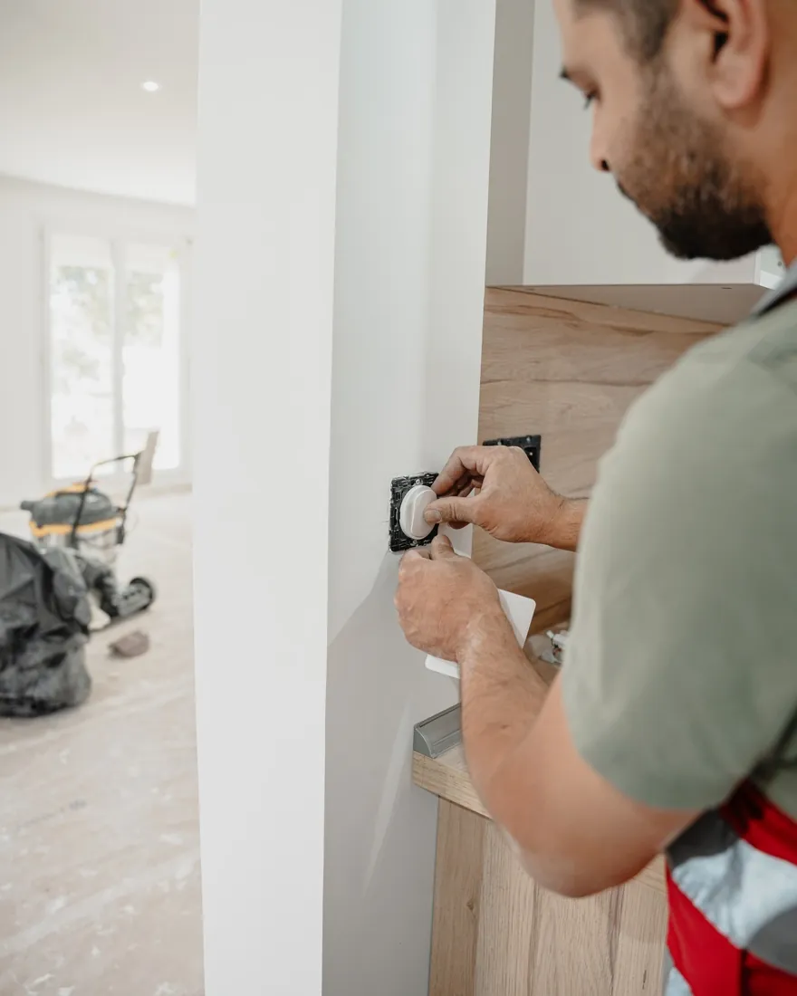 Réglage d’un appareillage électrique pendant les finitions intérieures.