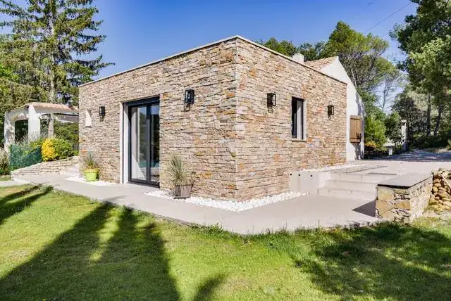 Extension et reprise d’un bâtiment en pierre.