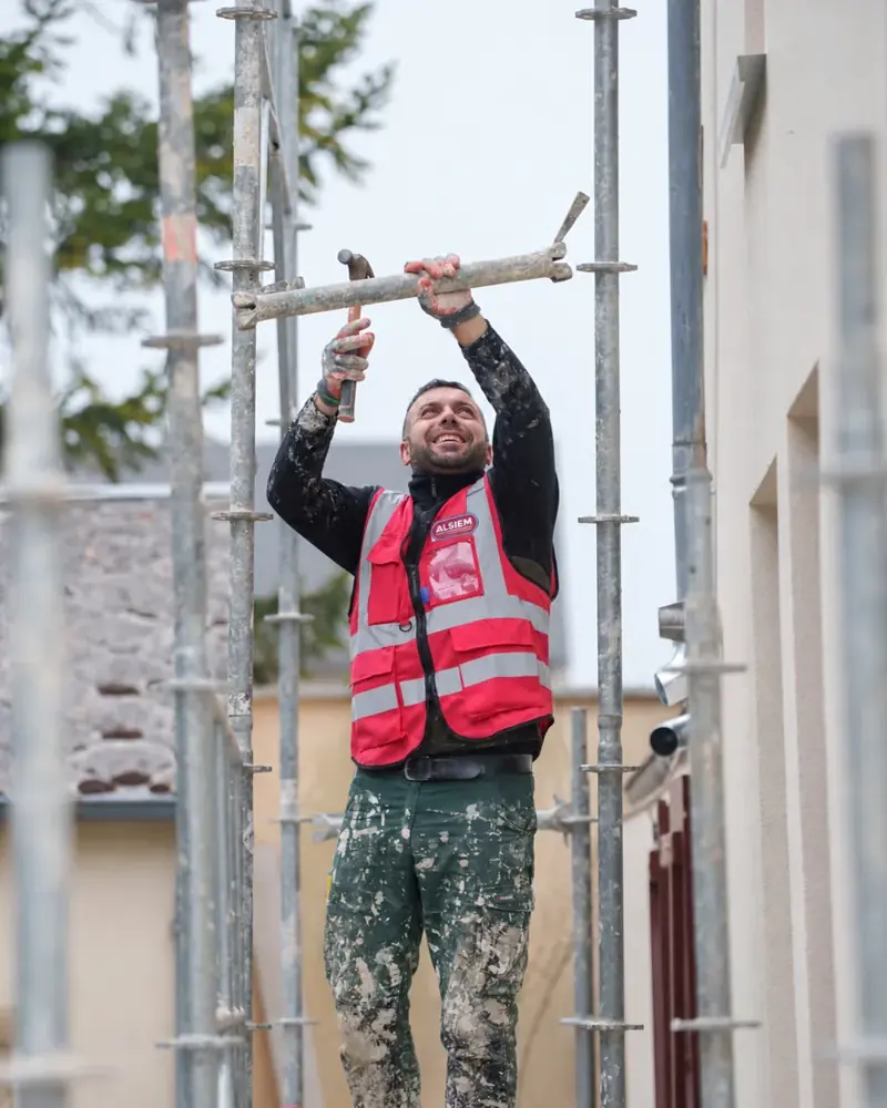 Travaux sur la façade d’une maison à Pouilly-sur-Loire.