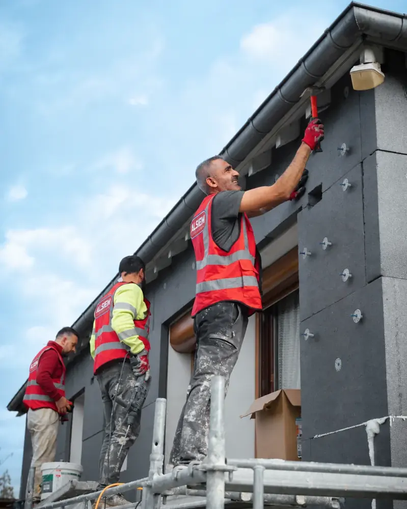 Pose de l’isolation sur les façades d’une maison à Decize.
