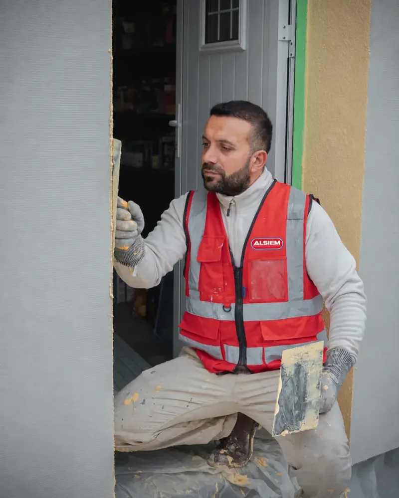 Préparation des encadrements sur un chantier d’isolation à Bourges.