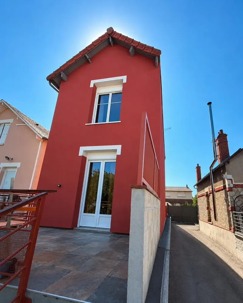 Façade rouge terminée après isolation extérieure à Bourges.