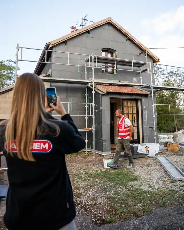 Façades en cours d’isolation sur une maison à Lurcy-Lévis.