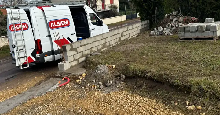 Construction d’un muret maçonné en limite de jardin.