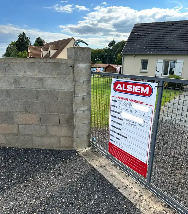 Élévation de murs maçonnés sur un chantier de construction.
