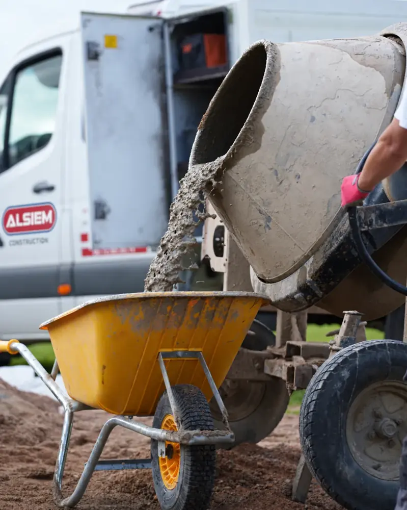 Préparation du mortier pour une extension de maison dans l’Allier.