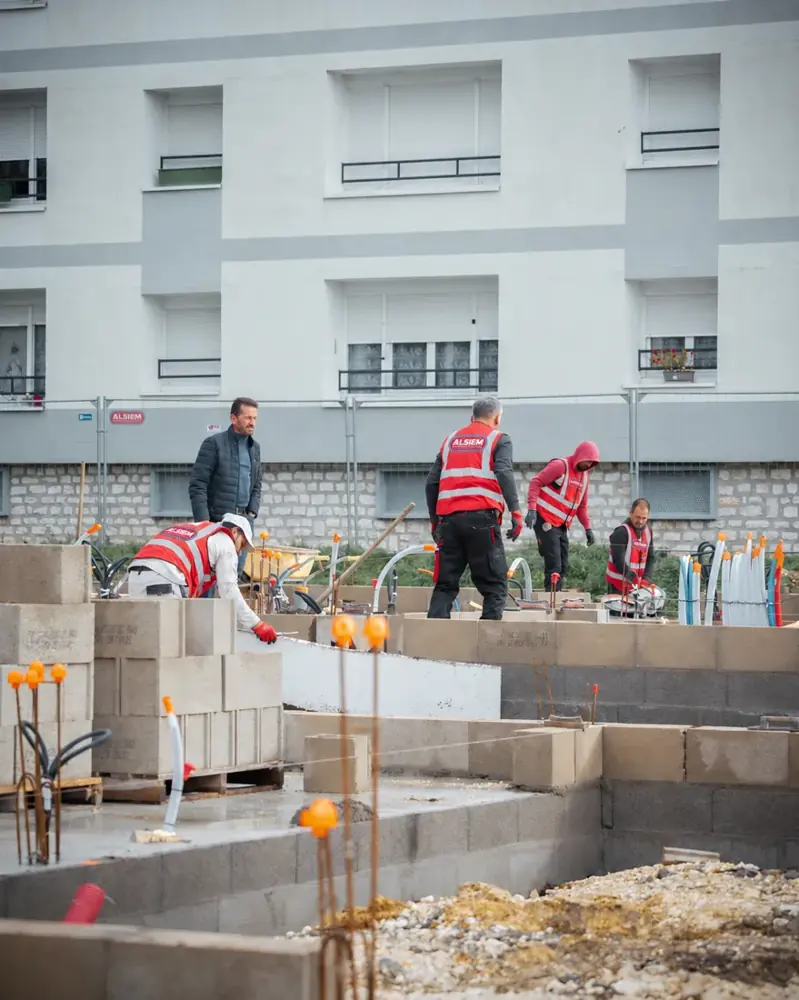 Élévation des murs des logements à Cosne-Cours-sur-Loire.