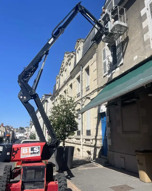 Livraison de matériaux par camion-grue sur un chantier à Nevers.