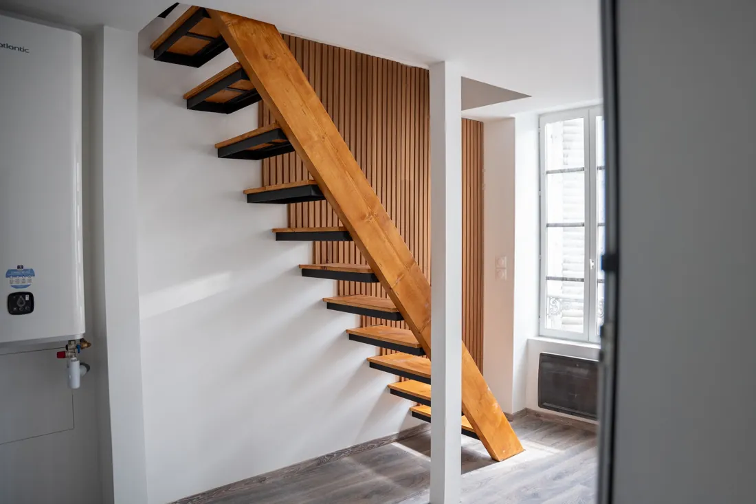 Escalier en bois et finitions d’un appartement rénové à Nevers.