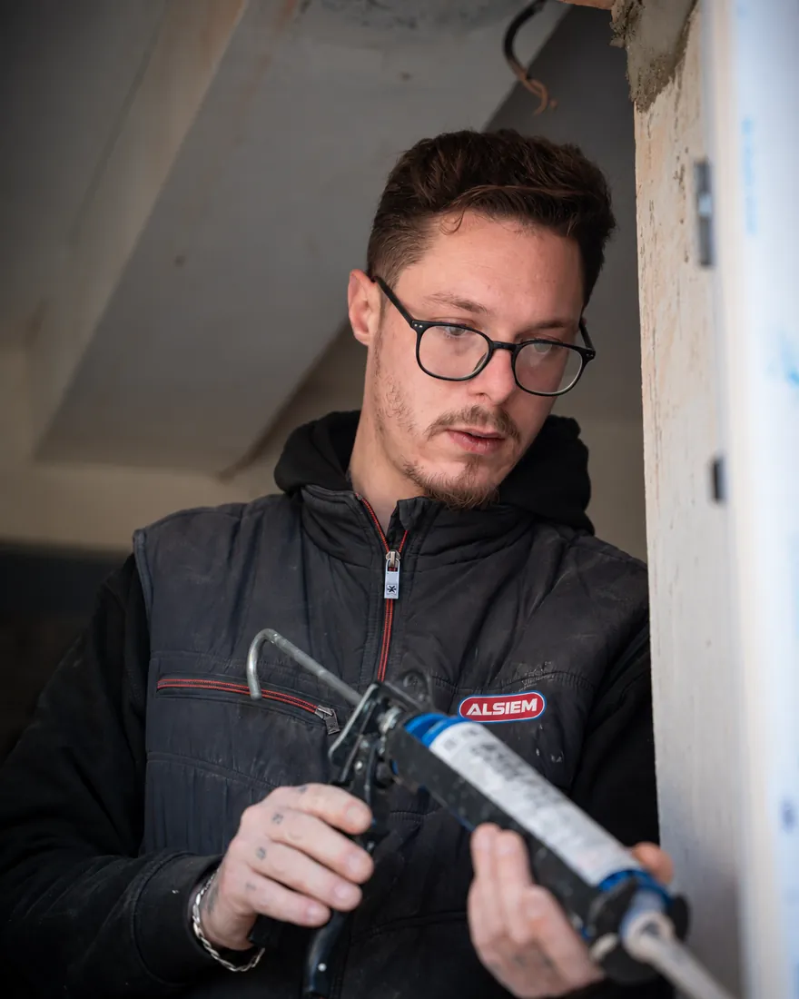 Ajustement et préparation des menuiseries sur chantier.