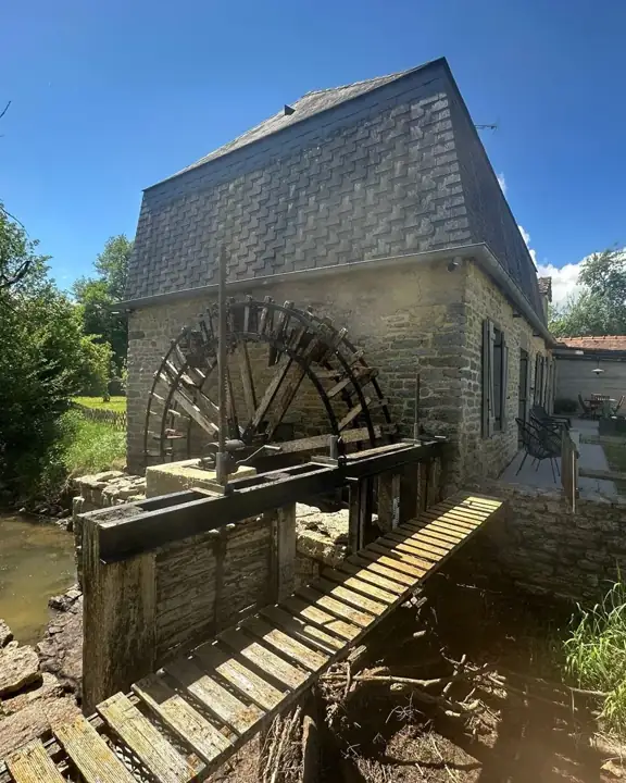 Intervention de nettoyage et de traitement sur un ancien moulin.