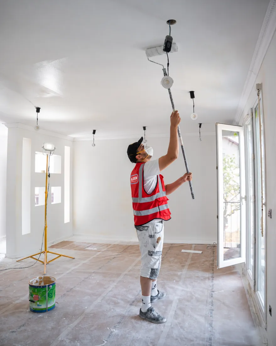 Peinture du plafond pendant une rénovation intérieure à Nevers.