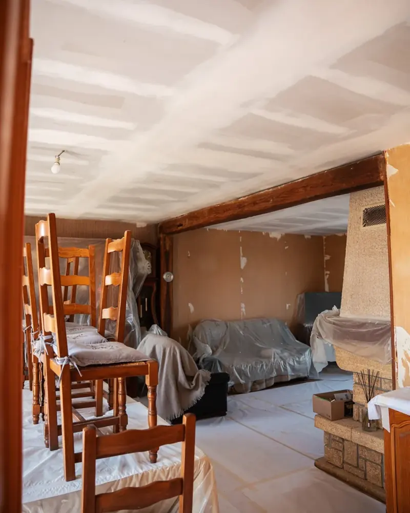 Préparation des murs et plafonds avant finitions dans une maison à Précy.