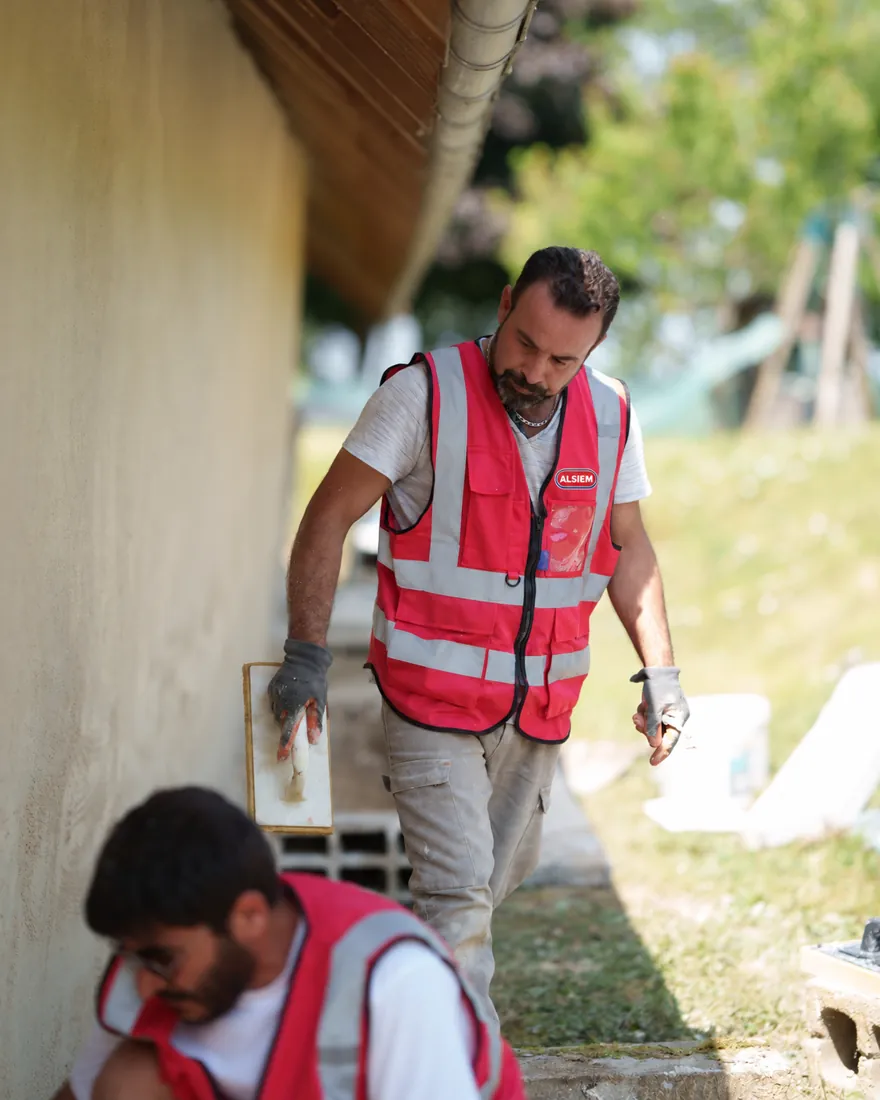 Application d’un enduit de façade à Tronsanges.