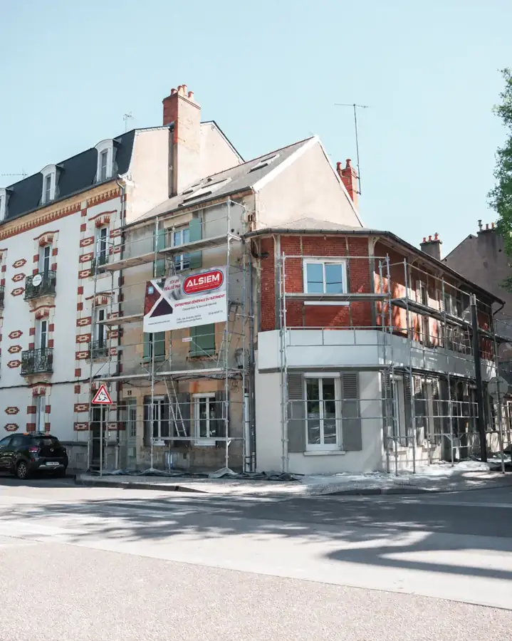Immeuble du chantier de ravalement près du parc Roger-Salengro à Nevers.