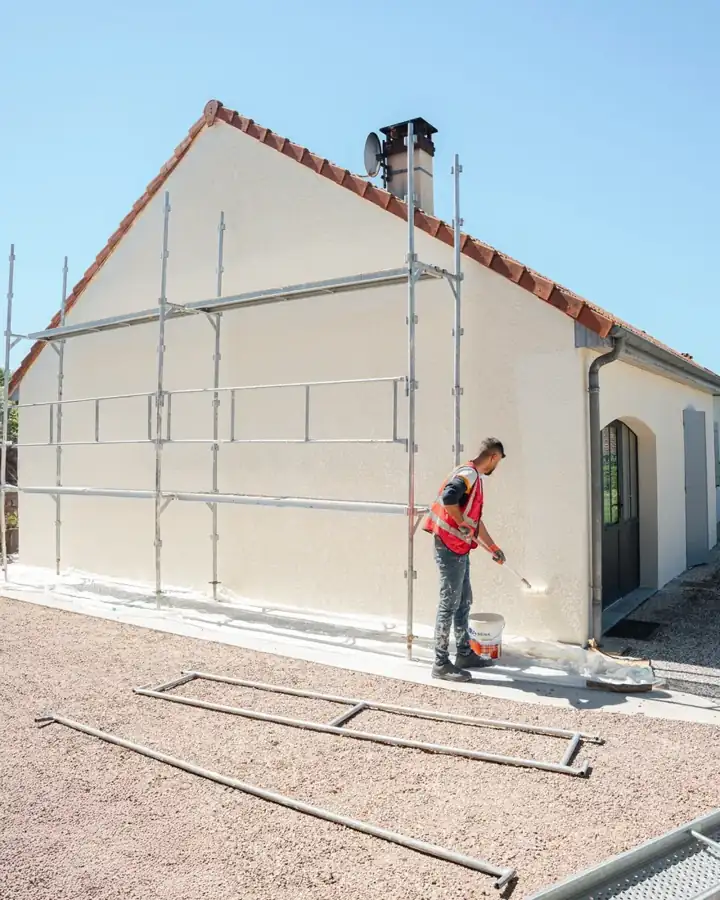 Travaux de façade sur un pignon à Pougues-les-Eaux.