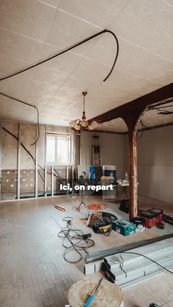 Intérieur d’un bâtiment ancien pendant sa rénovation.