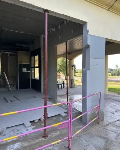 Rénovation des espaces vitrés de l’hôtel-restaurant à Magny-Cours.