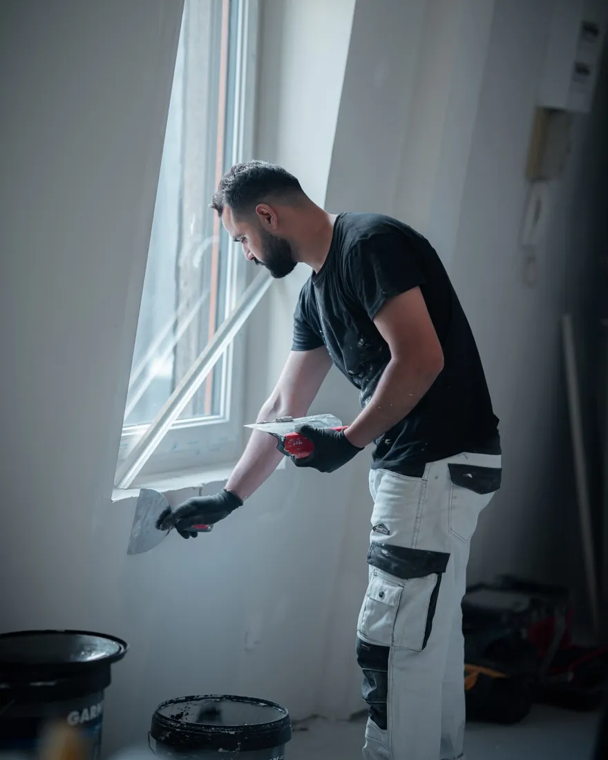 Reprises autour d’une fenêtre pendant la rénovation d’un appartement à Bourges.