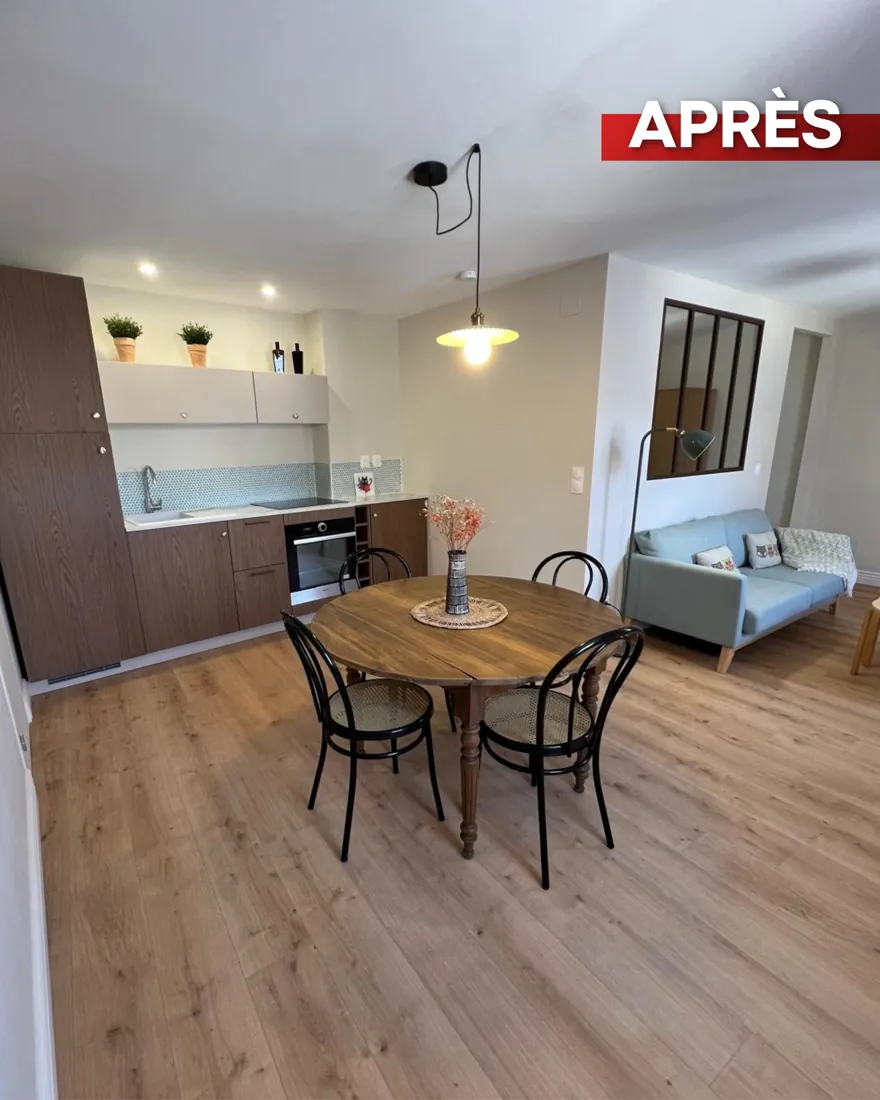 Cuisine ouverte et séjour après rénovation d’un appartement à Bourges.