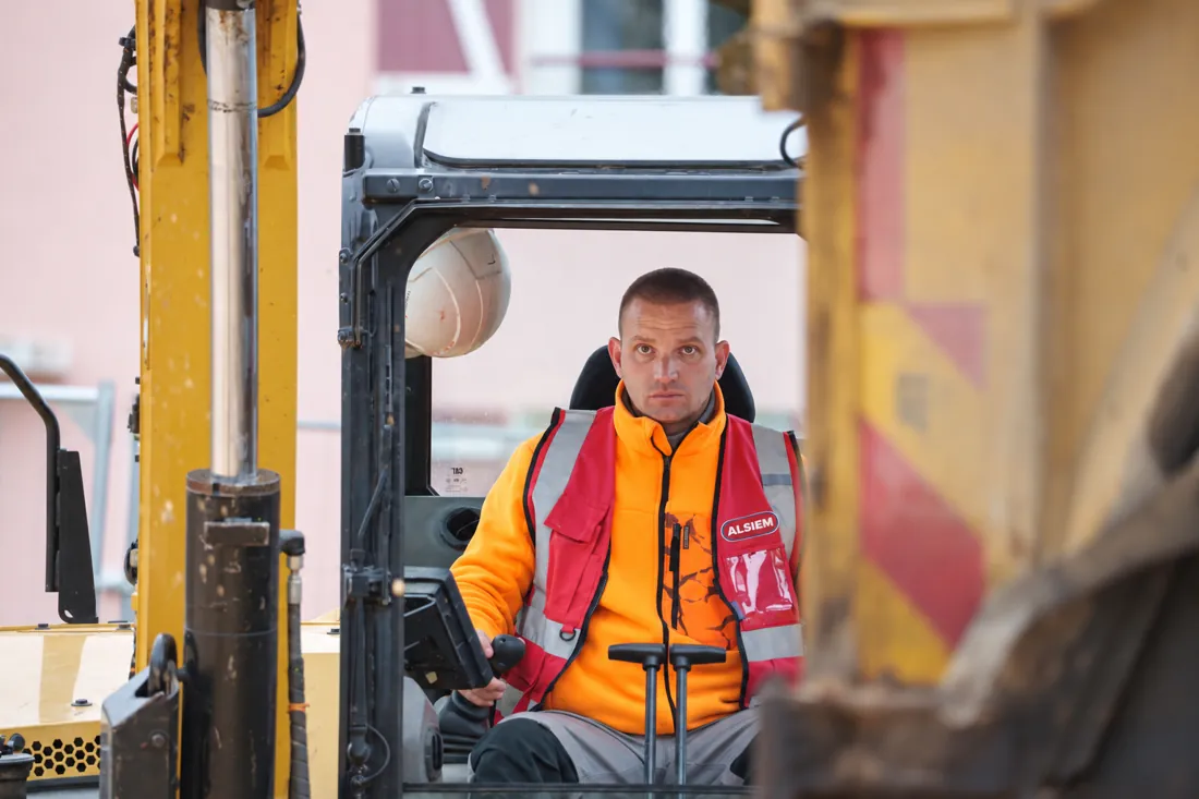 Conduite d’un engin sur le chantier de logements à Cosne-Cours-sur-Loire.