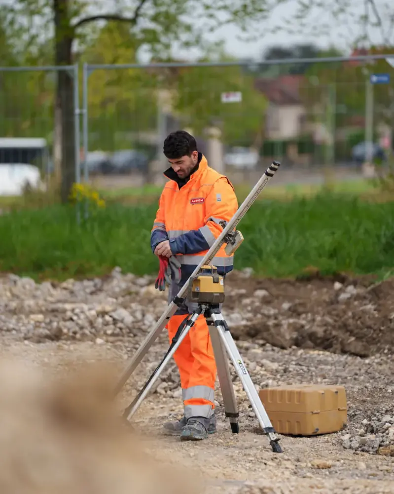 Relevés de niveau sur le chantier de logements à Cosne-Cours-sur-Loire.