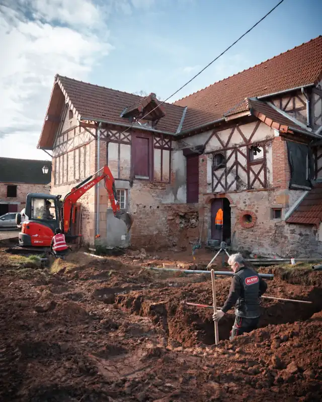 Préparation des abords d’une maison ancienne à Sainte-Marie.
