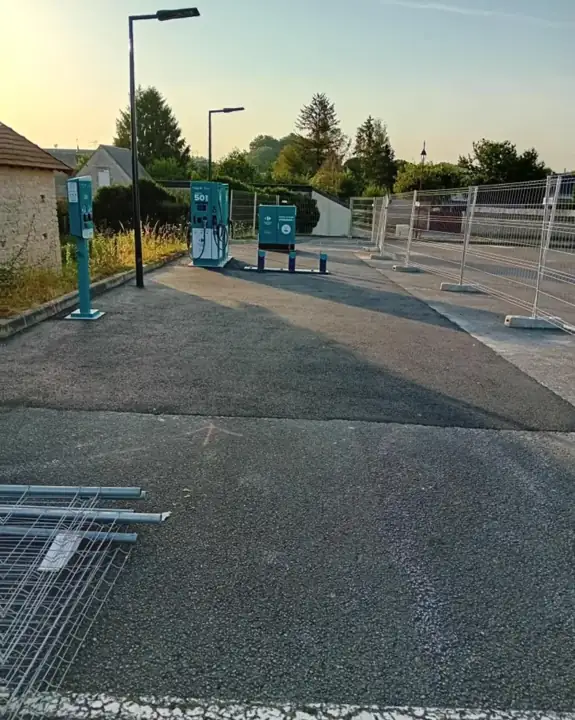 Aménagement de voirie autour de bornes de recharge d’un parking commercial.