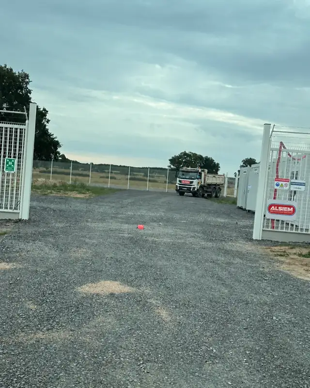 Génie civil autour d’un poste de livraison électrique à Champvert.