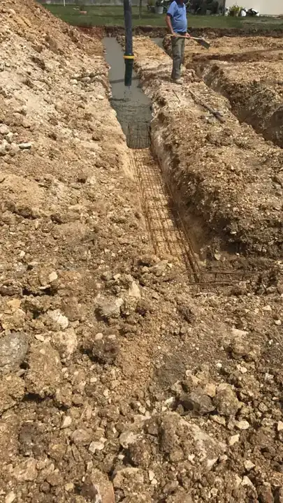 Terrassement et ouverture de tranchées sur un chantier.