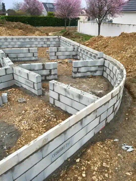 Ouvrages maçonnés et murs courbes en cours de construction.