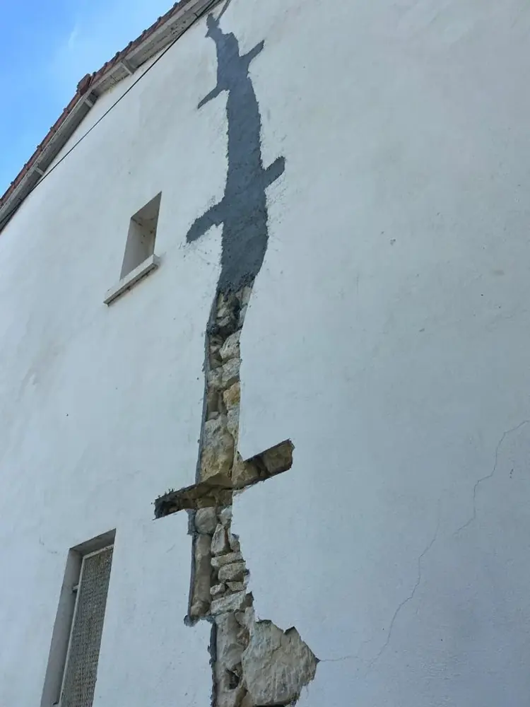 Reprise d’une fissure sur une façade, avant finition.