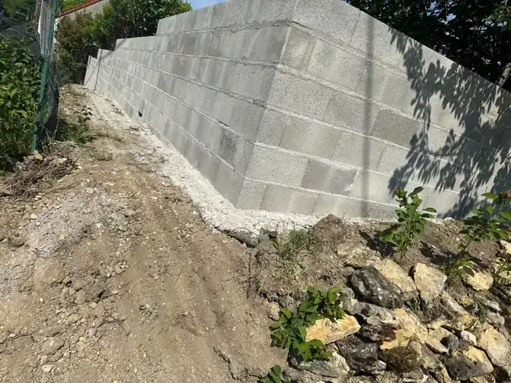 Mur de soutènement maçonné en cours de réalisation.