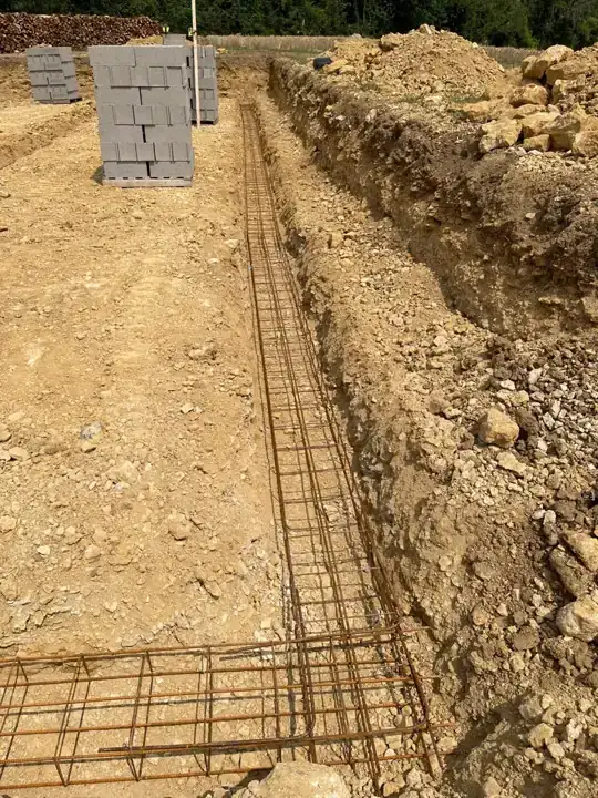 Armatures de fondation dans une fouille.