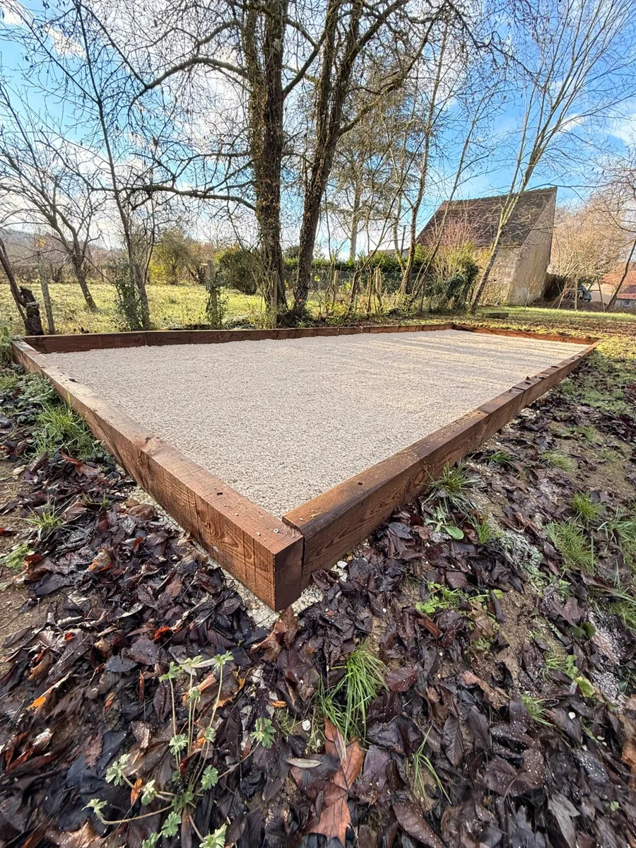 Préparation d’une terrasse extérieure.